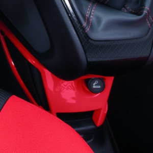 Rdeča mreža za shranjevanje na sredinski konzoli